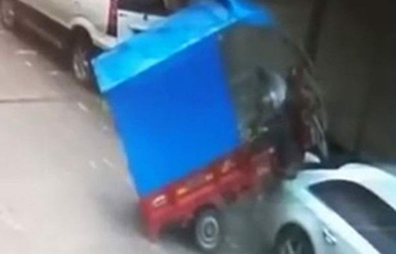 Невидима сила хвърли рикшоу?