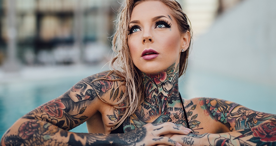 Избледнелите татуировки изглежда остават ярки под външния слой на кожата.