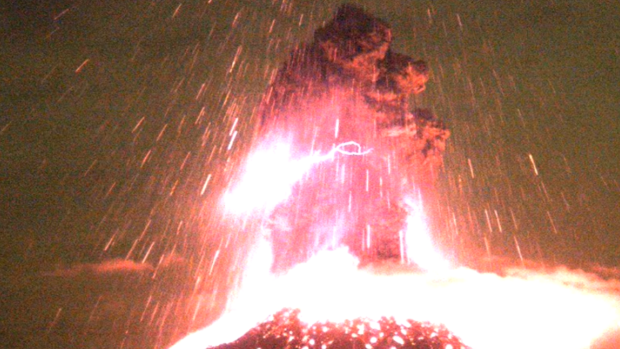 Видео: зашеметяващо вулканично изригване в Мексико 