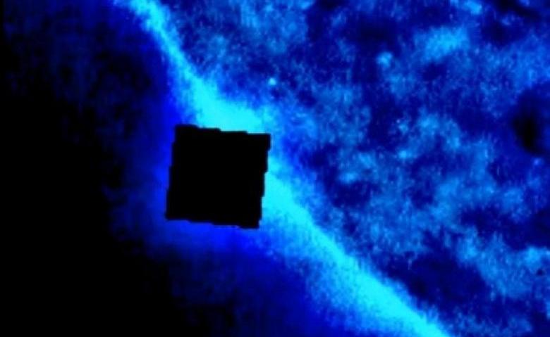 Гигантско кубче се появява близо до Слънцето.