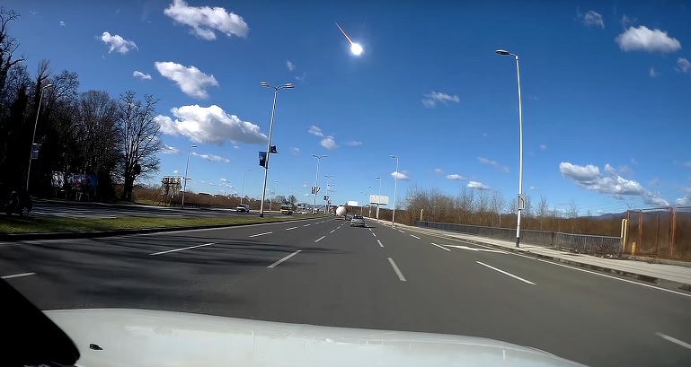 Взривът на метеорит над Хърватия записа автомобилен DVR (ВИДЕО)