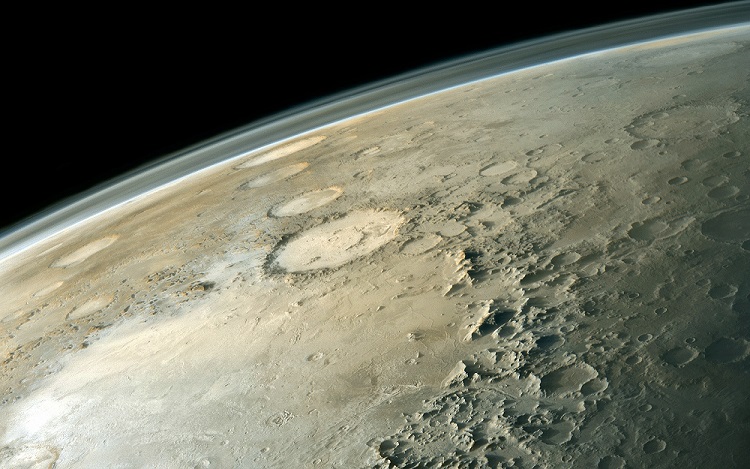 Y-образен предмет, забелязан вътре в лунния кратер