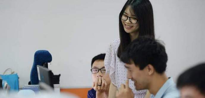 Защо китайските ИТ компании наемат красиви момичета?