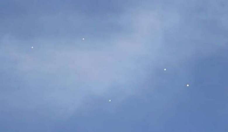 Тайнствени бели балони в небето над Мексико Сити