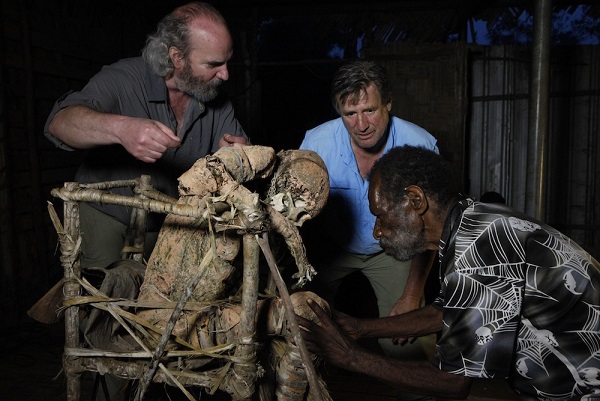 себе си ата мумия помага на местните да осъществят контакт с духовния свят