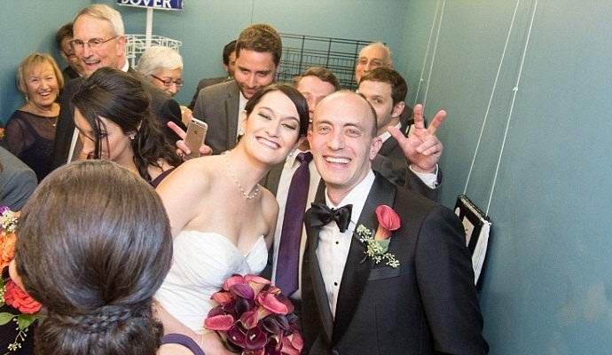 Влюбените, заседнали в асансьора, се ожениха точно там.