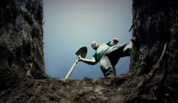 Погребан гърл американец беше спасен от гърлото си.